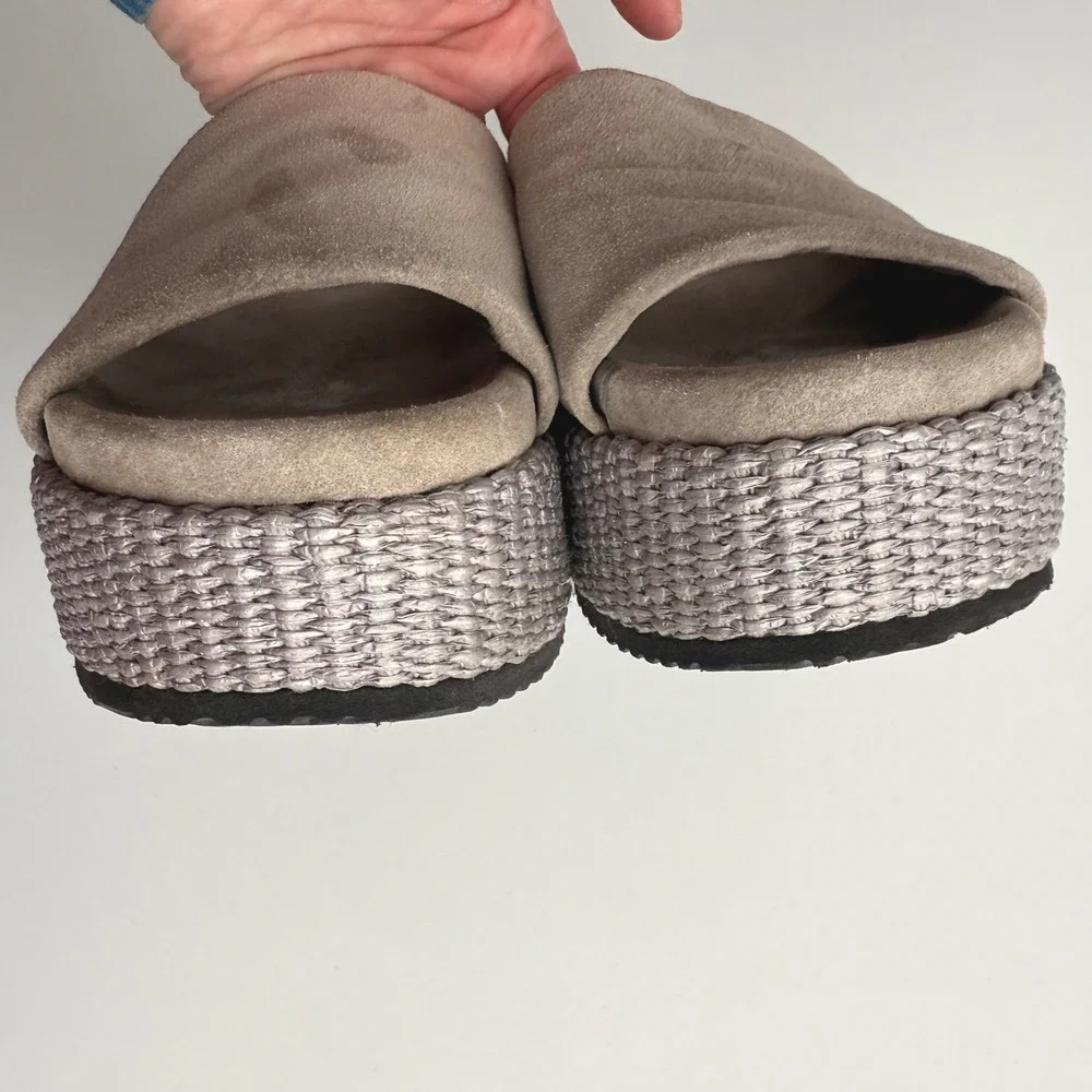 Brunello Cuchinelli EUC Suede Raffia Platform Slide Taupe Gray Sandal EU 39 US 9
